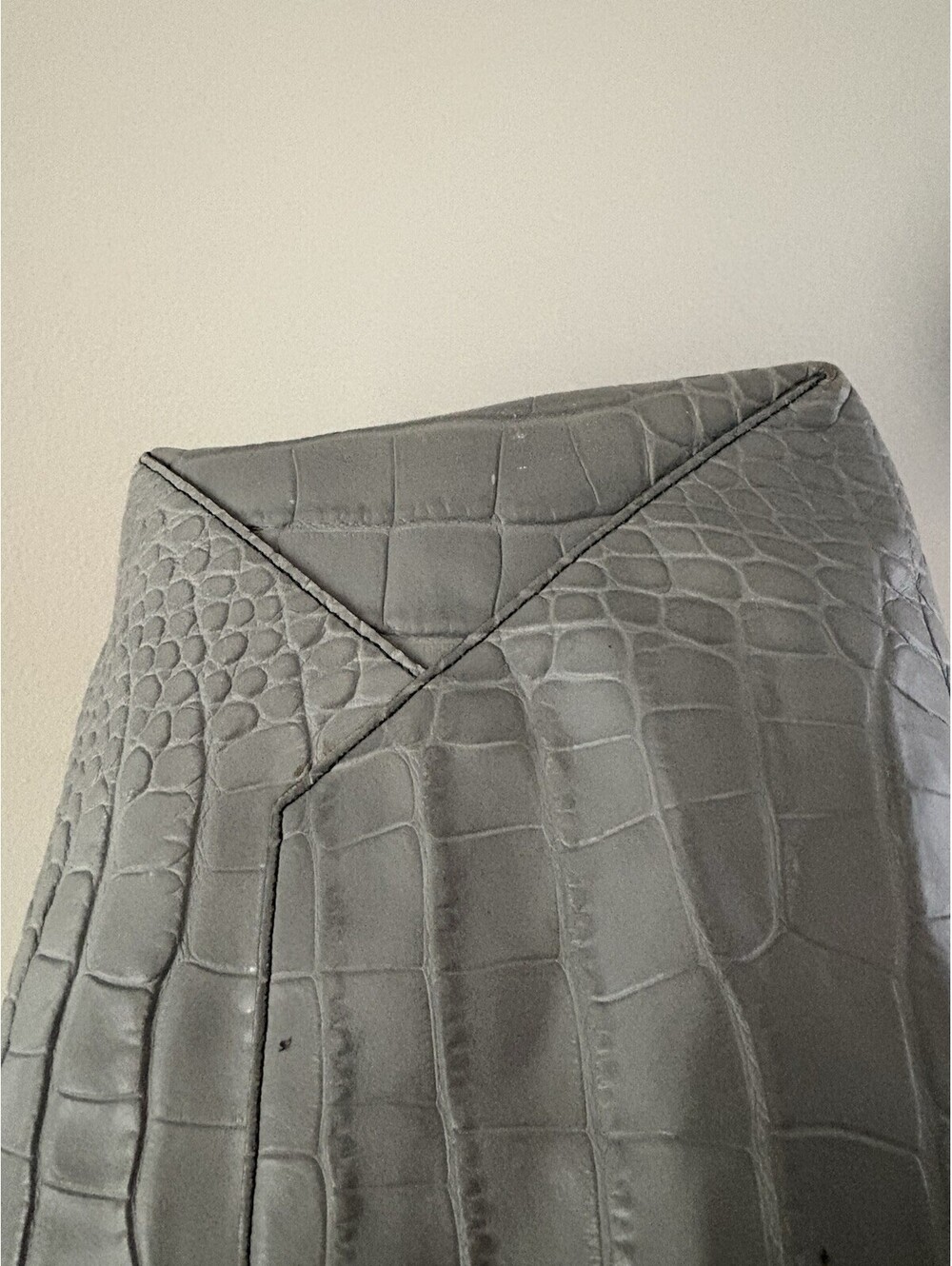 Vince. Gray Croc Embossed Large Tote Bag Magnetic Closure w/ Pouch Silver HW - Picture 8 of 9